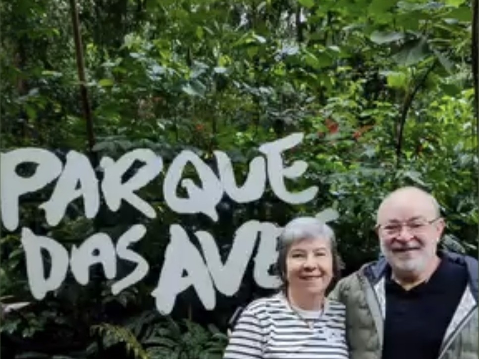 Lenize Magnano e seu acompanhante no letreiro do Parque das Aves