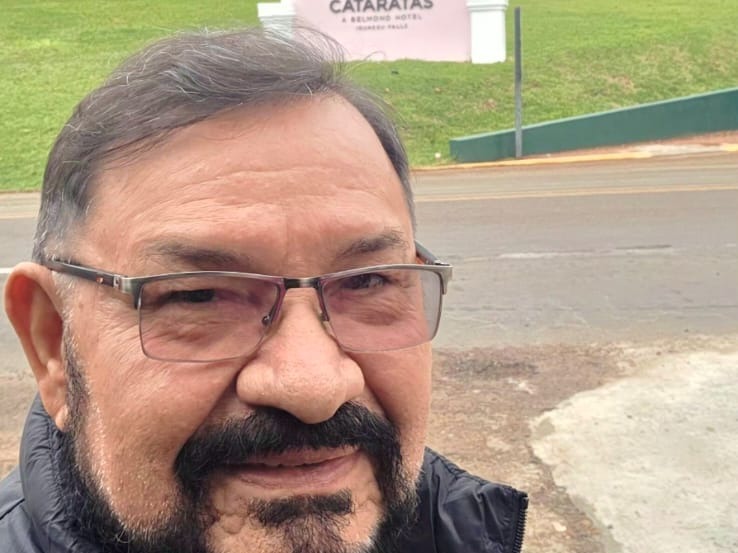 Antonio Carlos Dias Muniz em frente ao Hotel das Cataratas