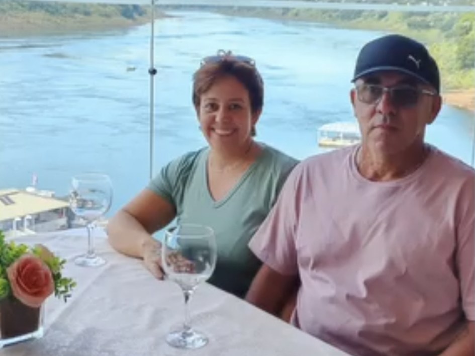Maria de Fatima Transpadini e seu acompanhante no restaurante com vista para o rio
