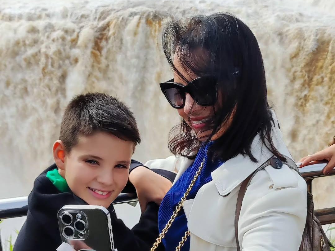 Mônica Bastos e seu filho nas Cataratas do lado argentino