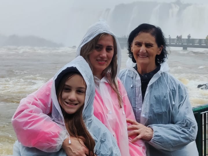 Tatiane Nielsen com família nas Cataratas do Iguaçu